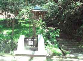 甘縄神明神社　屋根修復記念碑と秋葉神社　画像