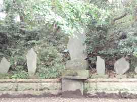 小動神社　（境内）石塔　画像